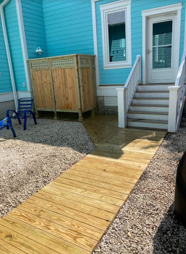 Outdoor Shower/exterior walkway