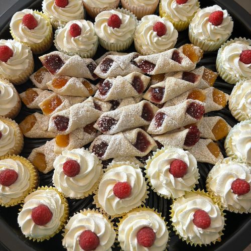 Mini cheesecakes and Kalachki with raspberry and a
