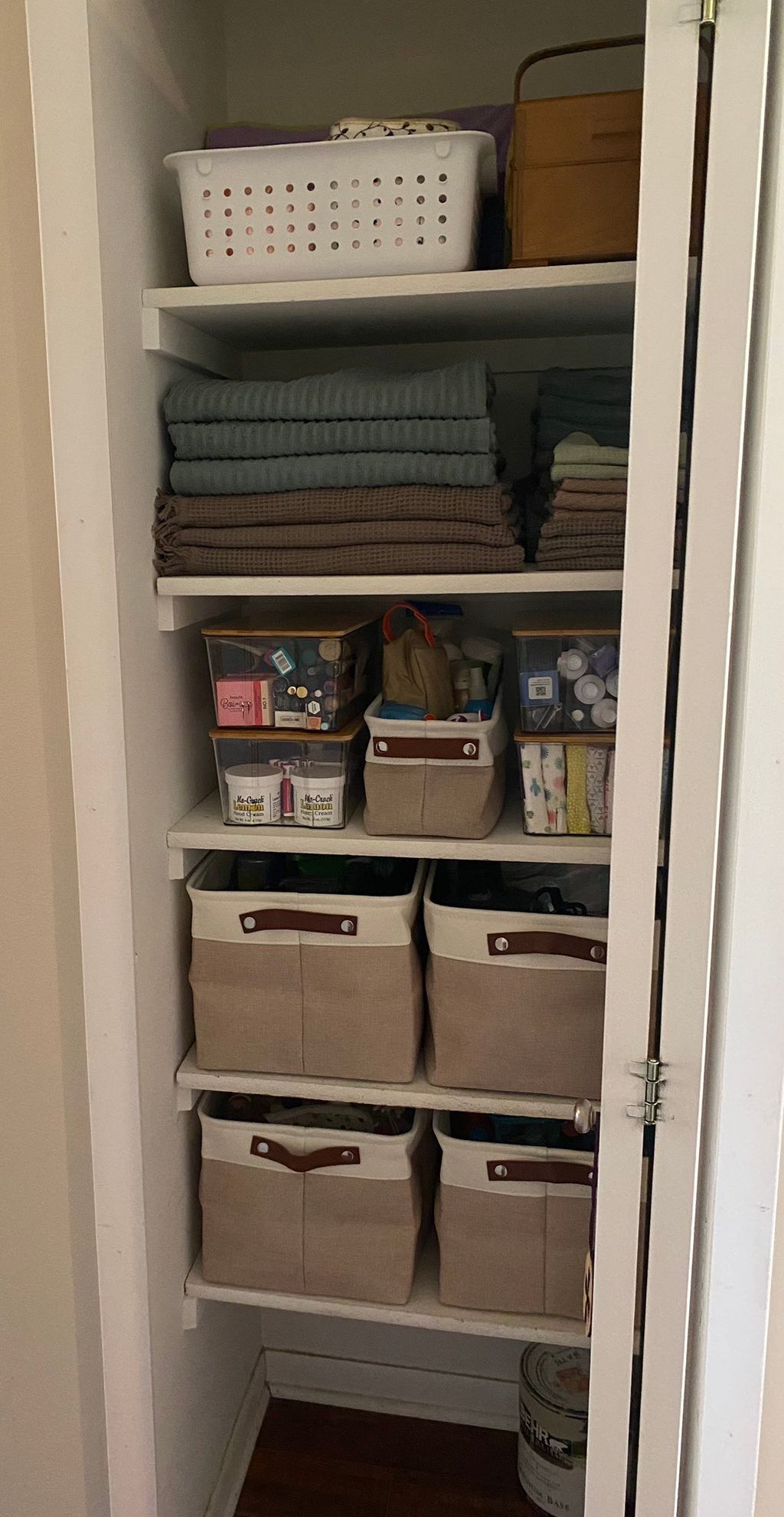 Linen closet organization 