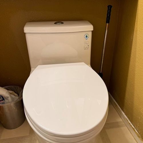 The toilet was installed in a small bathroom 
Bren