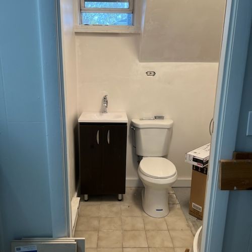 small bath with sink toilet and corner shower