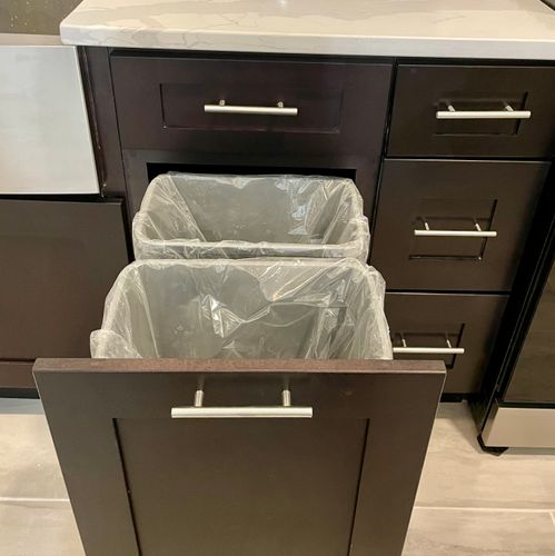 Double trash bin cabinet
