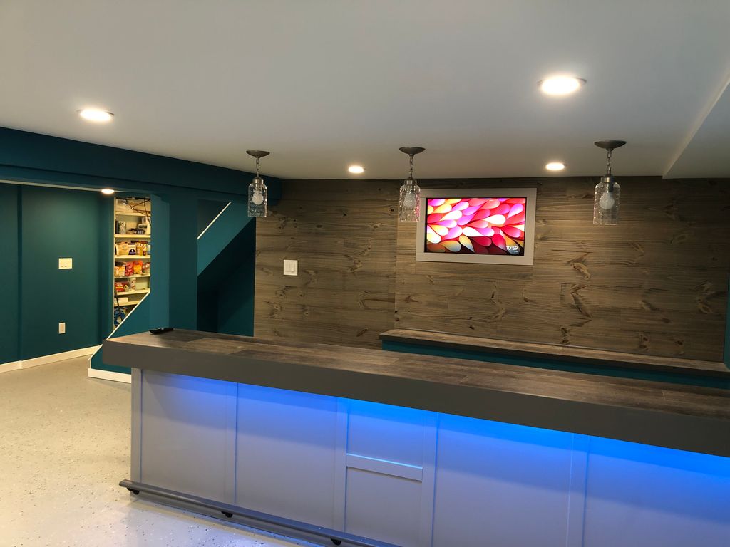 Bar with tv and underlighting