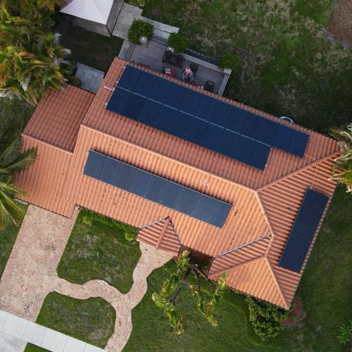 Full aerial view of the 13 kW system on this Miami