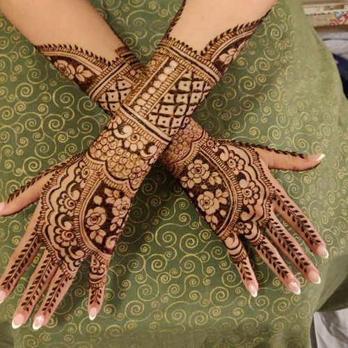 Aarti did amazing bridal mehendi for me and also d