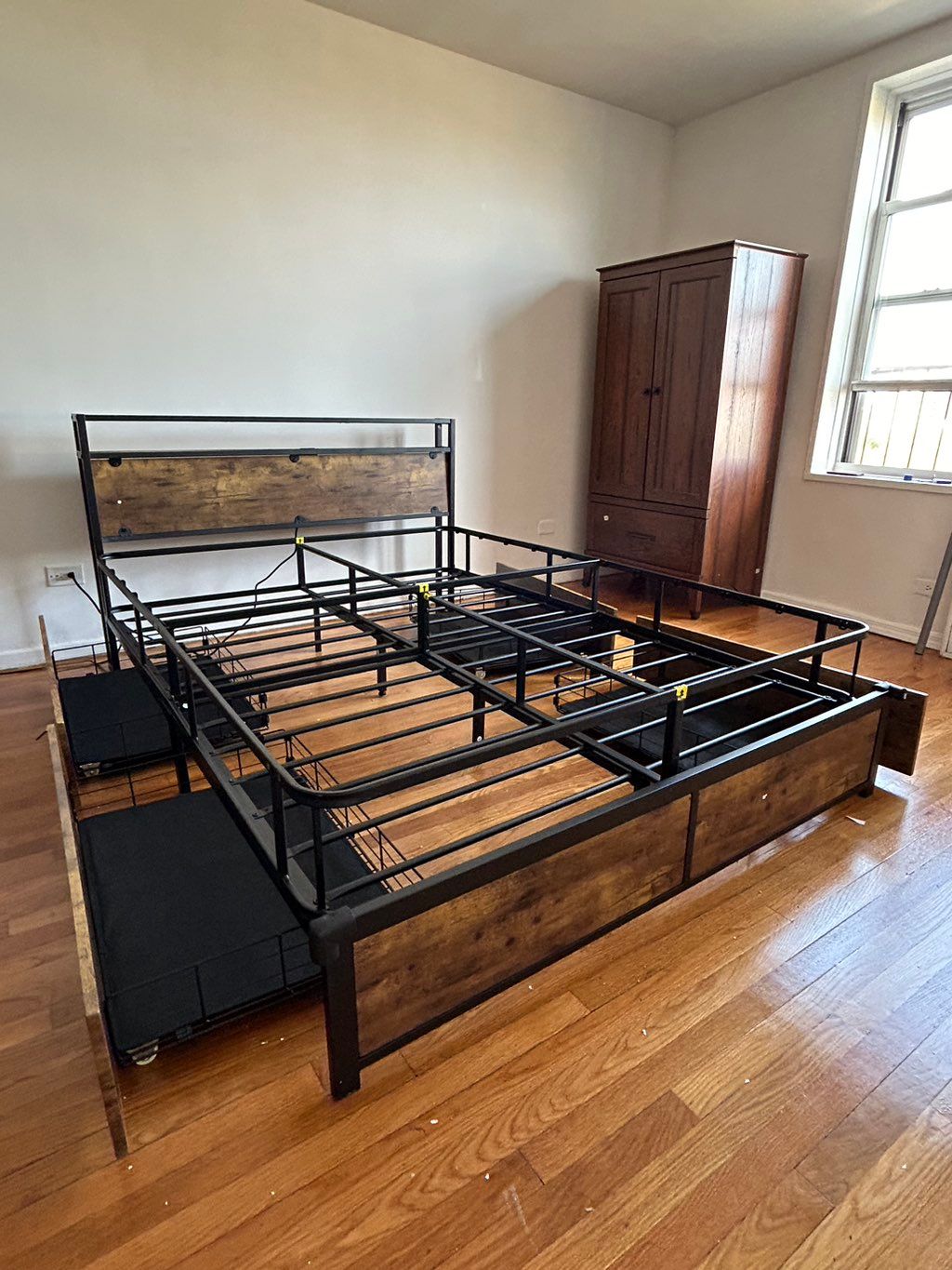  Full Size Bed With 4 Drawers 