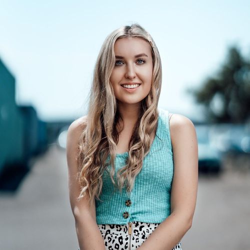 Online Voice Lessons with a Signed Artist