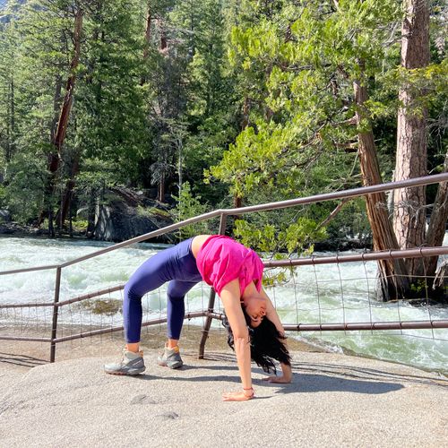 Demonstration of chakrasana at the top of Vernal f