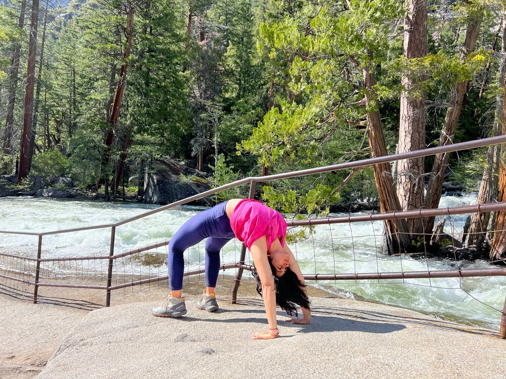 Demonstration of chakrasana at the top of Vernal f