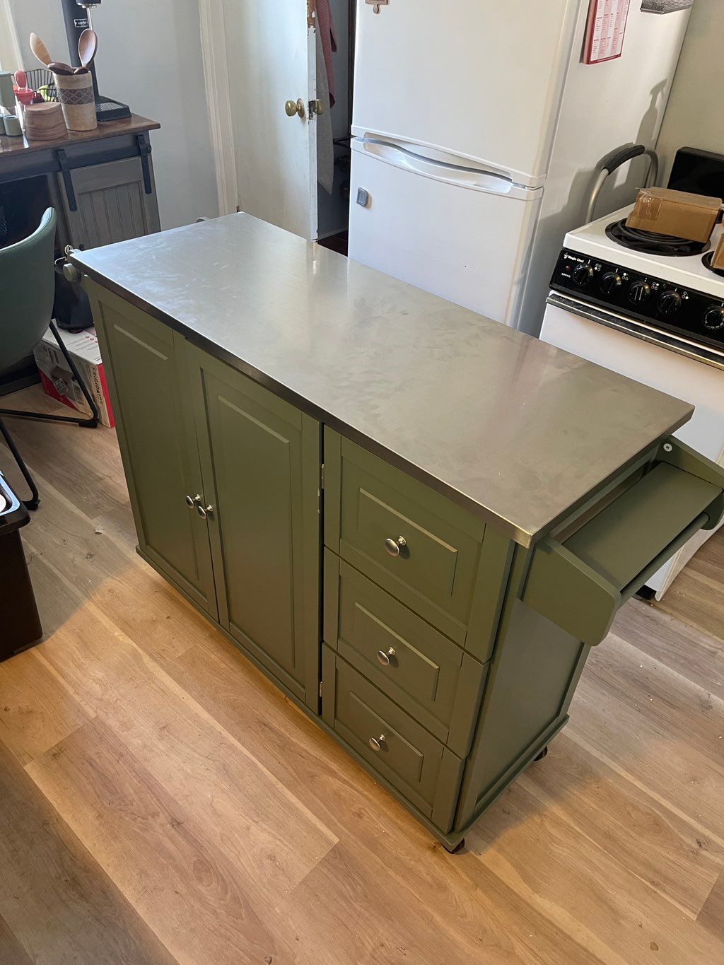 Kitchen island assembly 