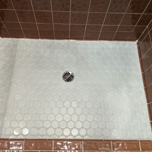 S's new penny tiles floor in a 1960es shower resto