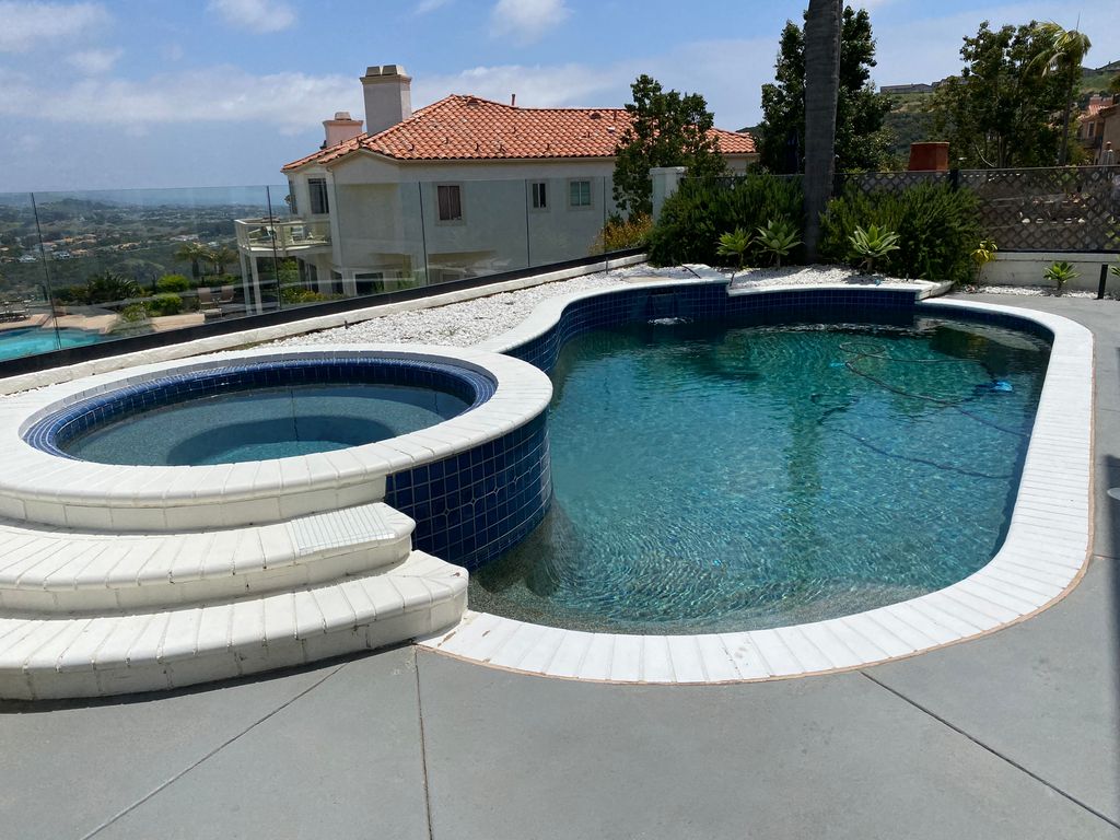 Renewal of the swimming pool mosaic lining. Before
