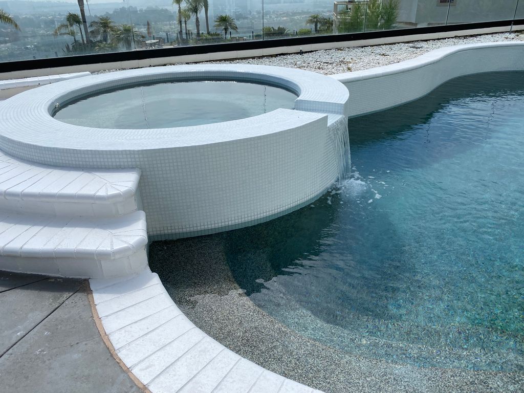 Renewal of the swimming pool mosaic lining. After 