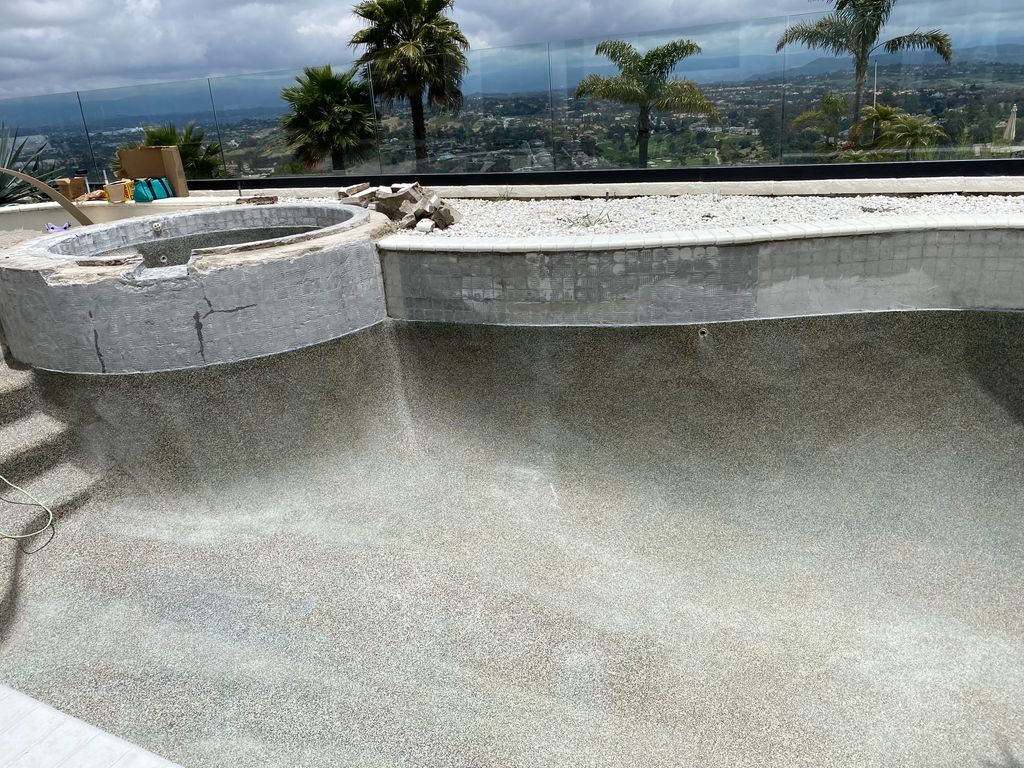 Renewal of the swimming pool mosaic lining. In pro