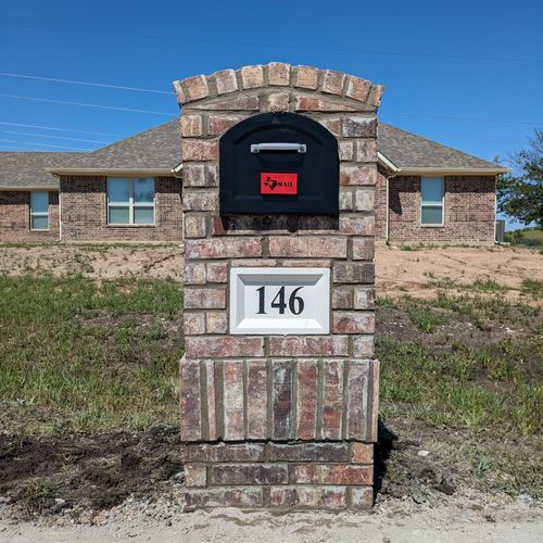 A soldier row of bricks accents this mailbox in Wi