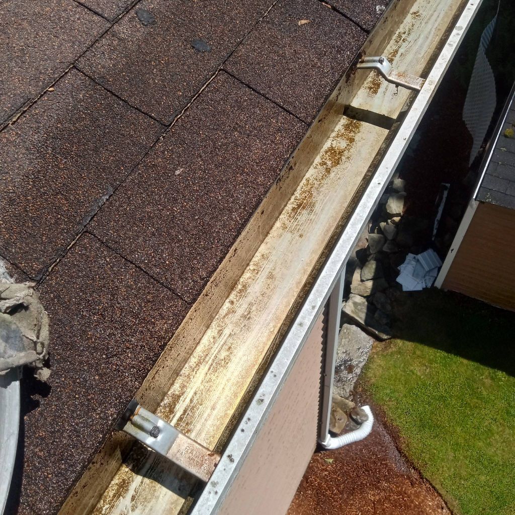 H and T Gutter Cleaning