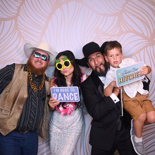 Absolutely loved the Photo Booth at the wedding. O