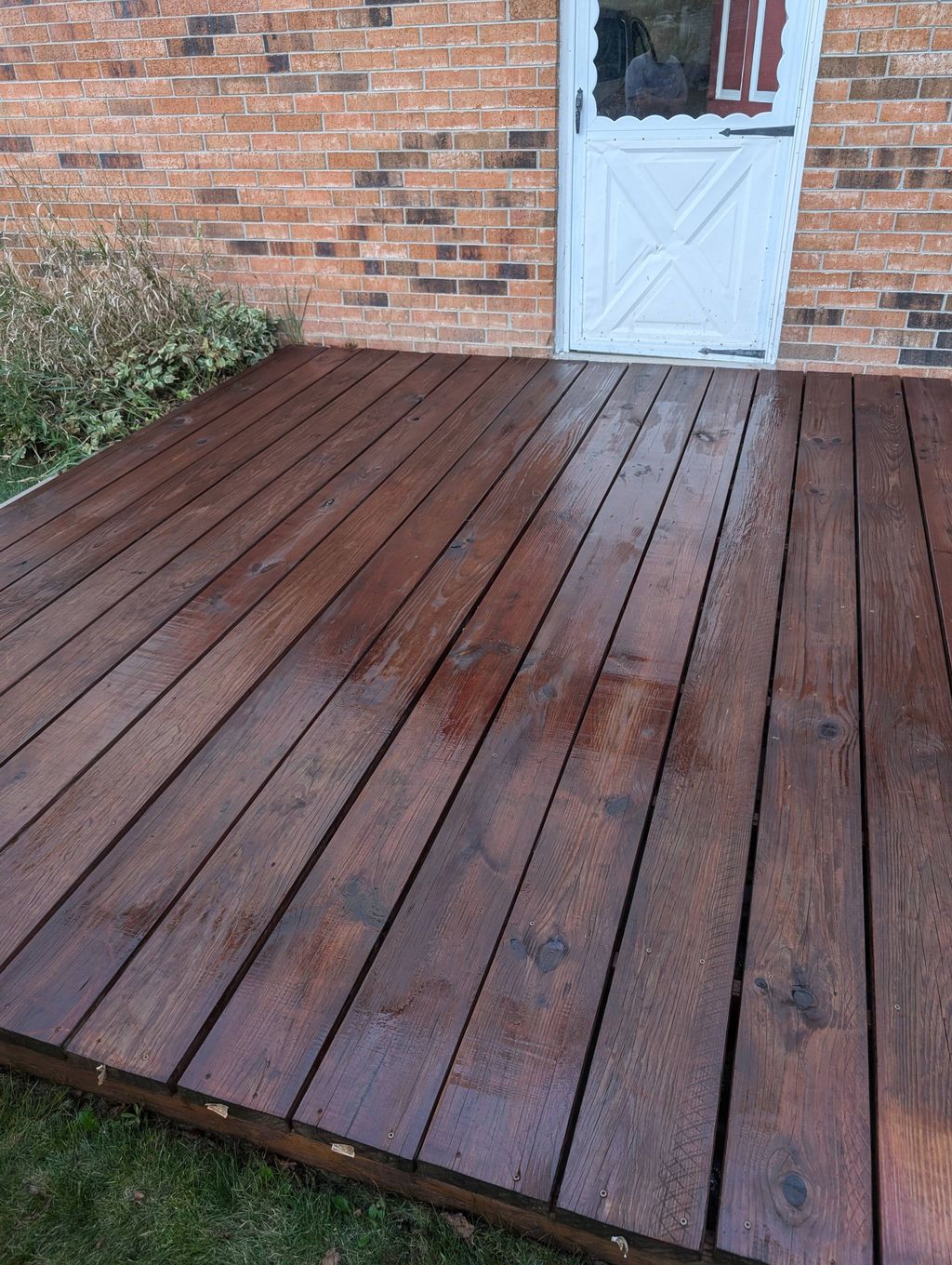 Fresh deck staining 