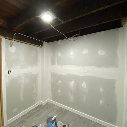 • Drywall Installation / Mudding & Tapping 
• Base