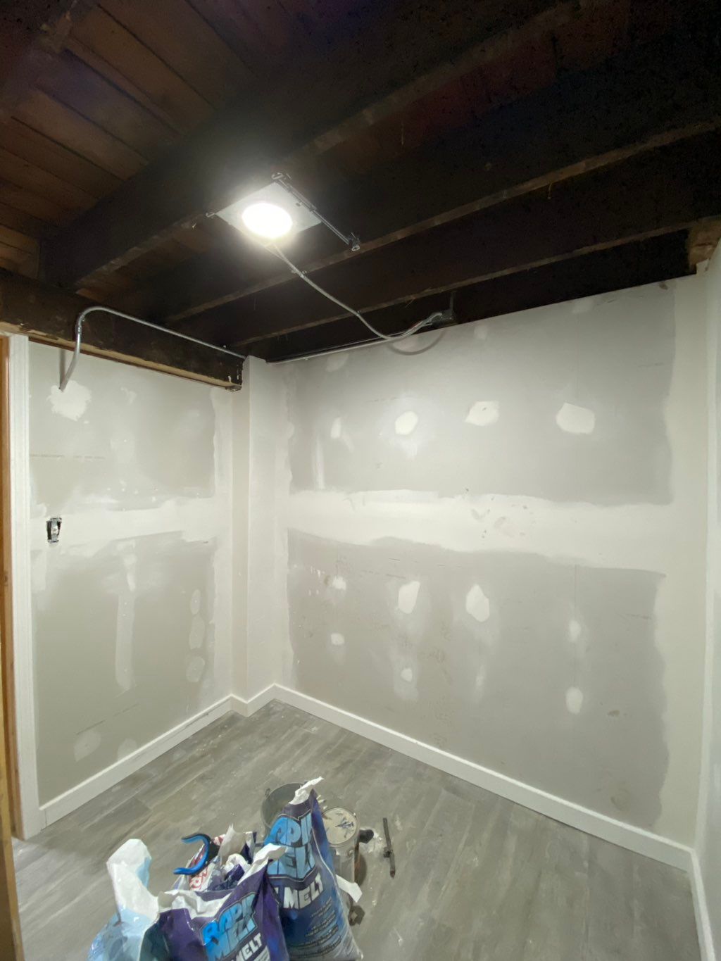 • Drywall Installation / Mudding & Tapping 
• Base