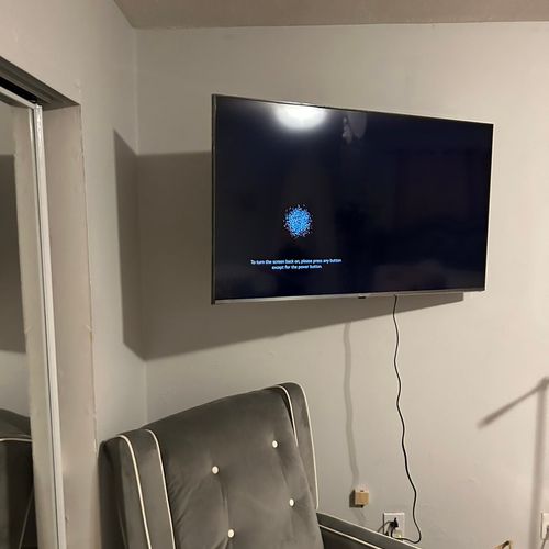 Hung TV on with swivel bracket 