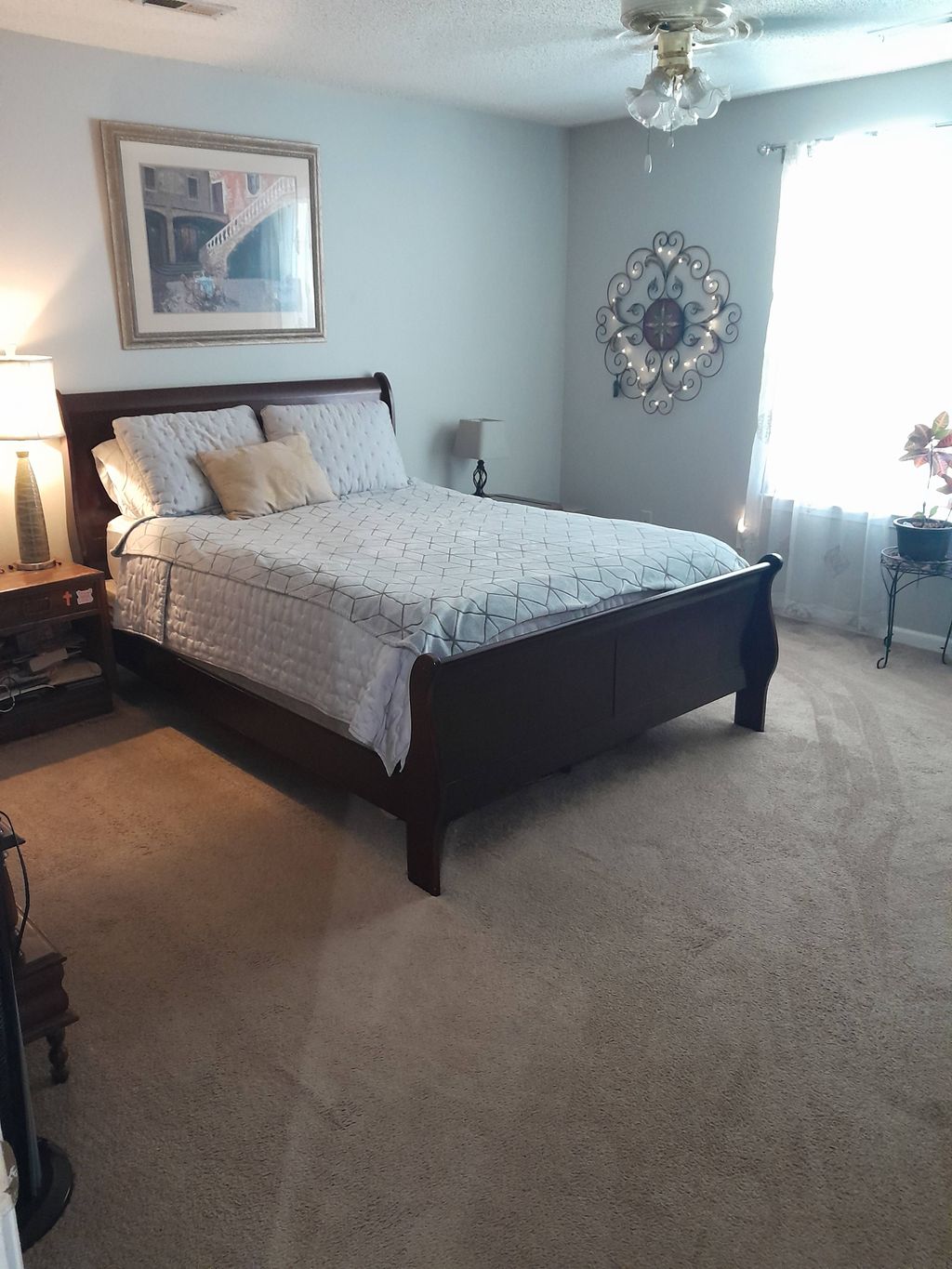 Master: dusted, vacuumed and clean linens