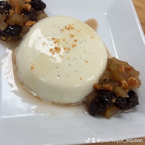 Vanilla Panna Cotta w. Pear & Cherry Chutney