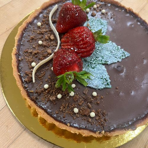 Chocolate Ganache Pie w. Almond Glazes Strawberrie