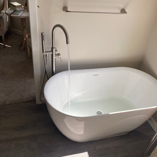 Free standing tub installation with floor-mounted 