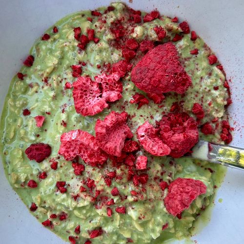 Matcha collagen overnight oats w/ raspberries