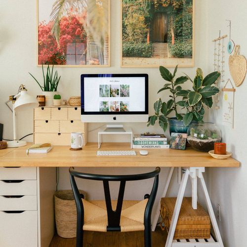 Cozy and functional workspaces are key. inspiratio