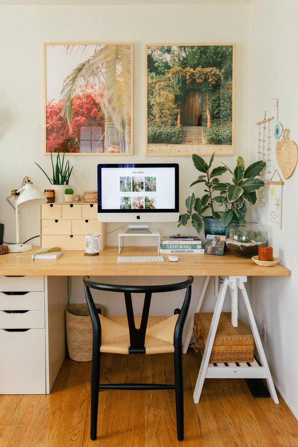 Cozy and functional workspaces are key. inspiratio