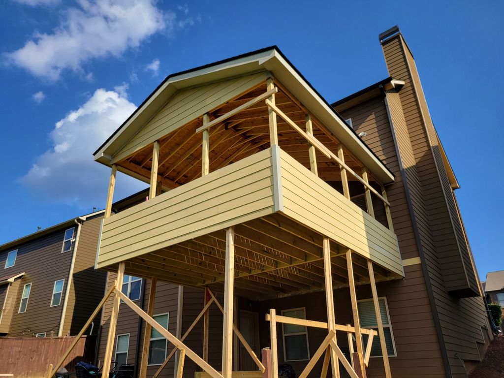 Finnish picture of installing siding and cornice