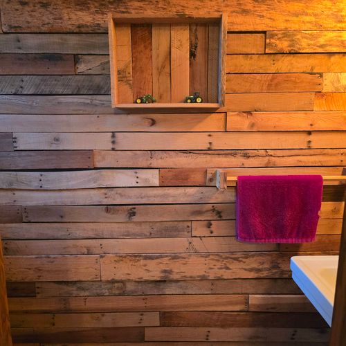 Pallet the bath wall