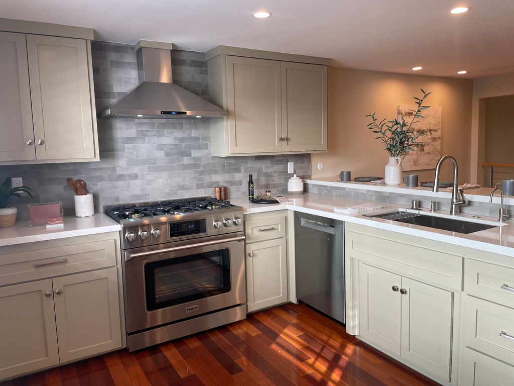 Transitional - Kitchen in Toluca Lake 