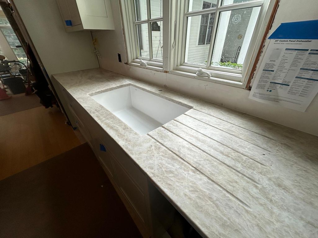 Quartzite Counter with drainer grooves