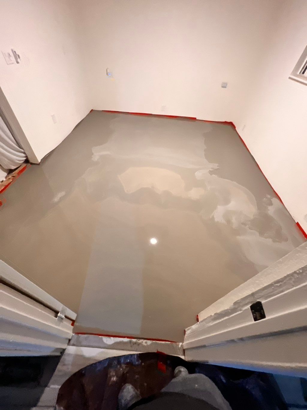 Applied self leveling concrete for new laminate fl