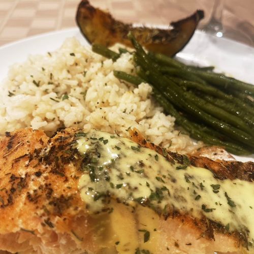 Salmon with bearnaise sauce, parmigiana rice , gar