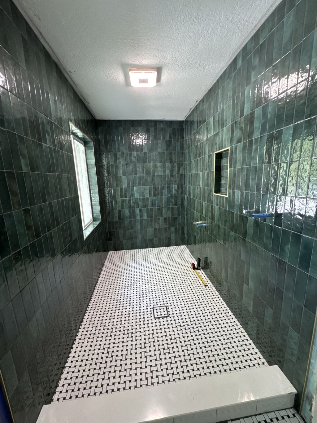 Large walk in shower, ready to set free standing t