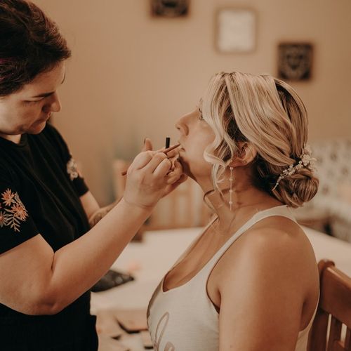 She did my makeup for my wedding and it was amazin