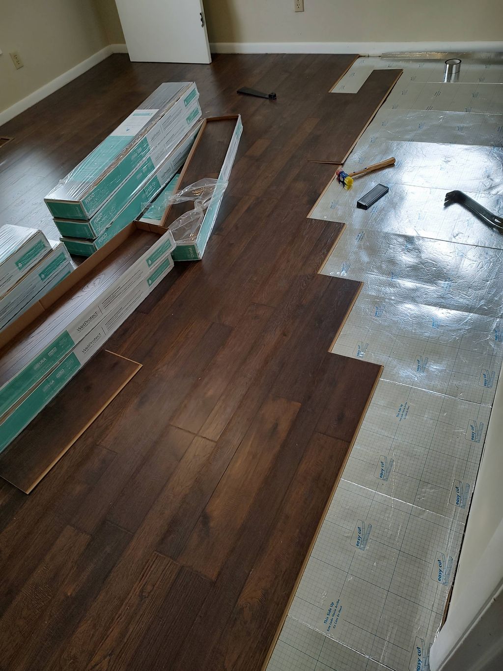 laying laminate flooring