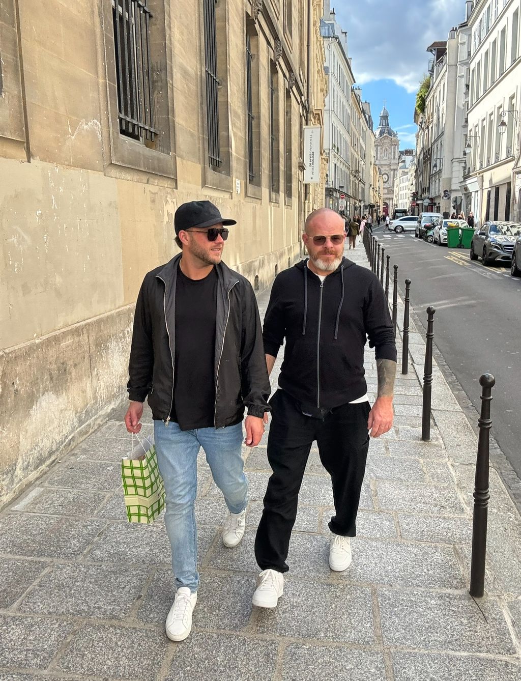 Casual stoll in Paris