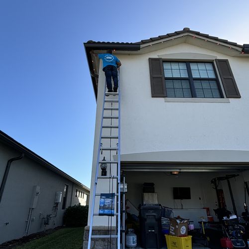 Holiday lighting installation