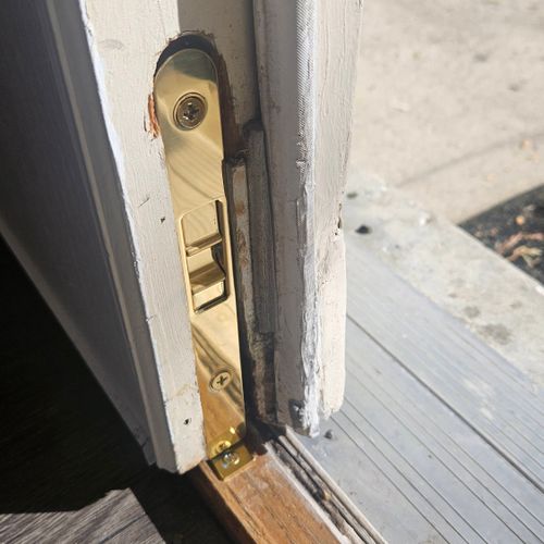 Replacement of the lower lock of the entrance door