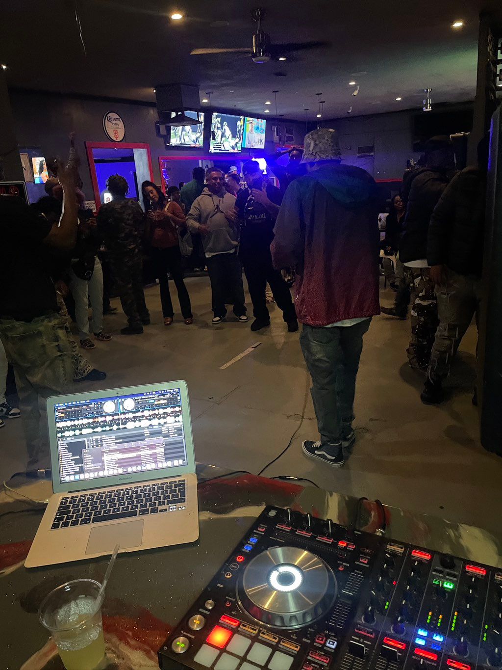 Mac Mall Showcase The Answer Bar 