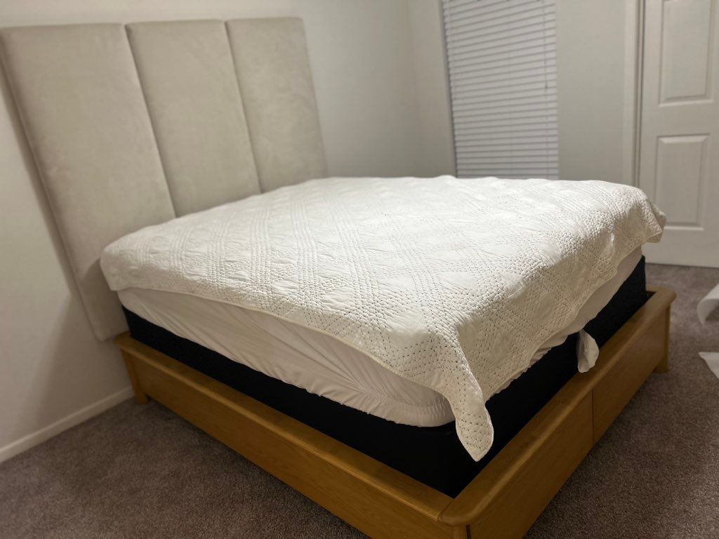 Assembled solid wood bed frame with floating head 