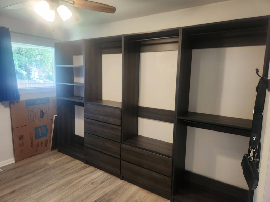 Closet kit assembly 