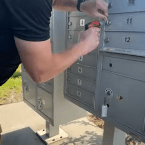 Emergency unlocking of the mailbox and installatio