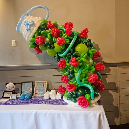 Absolutely amazing balloon art! Chuckles' work rea