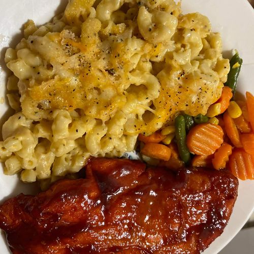 Mac and Cheese, BBQ Chicken Breast and Veggies